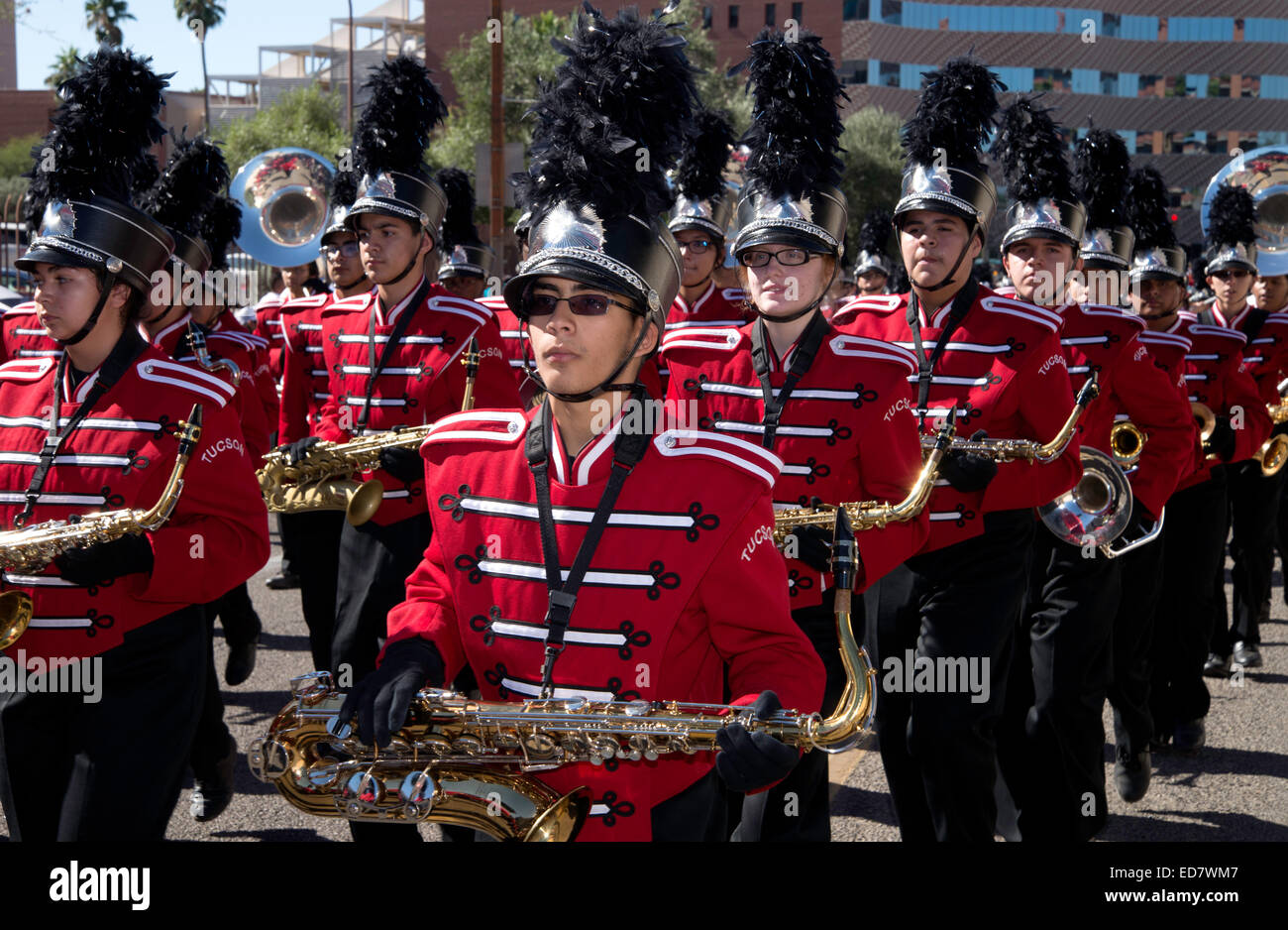 Un high school marching band marche in veterani del giorno Parade, che onori militari americani veterani, in Tucson, Arizona, Stati Uniti d'America Foto Stock