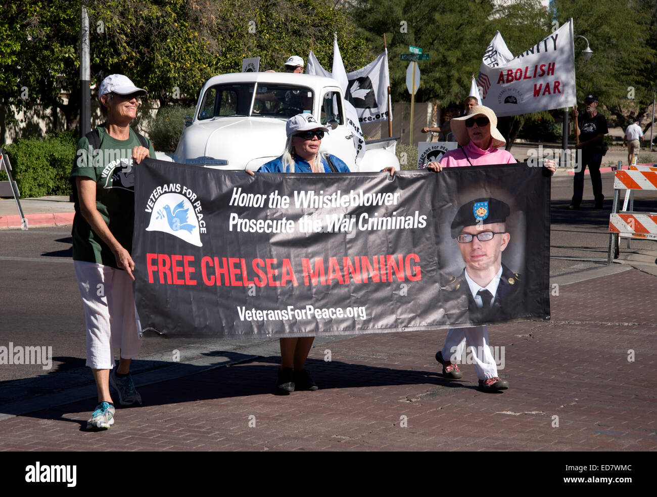 Dimostranti da veterani della pace per eseguire un indirizzamento di banner Chelsea Manning e a veterani del giorno Parade, Tucson, Arizona, Stati Uniti. Foto Stock
