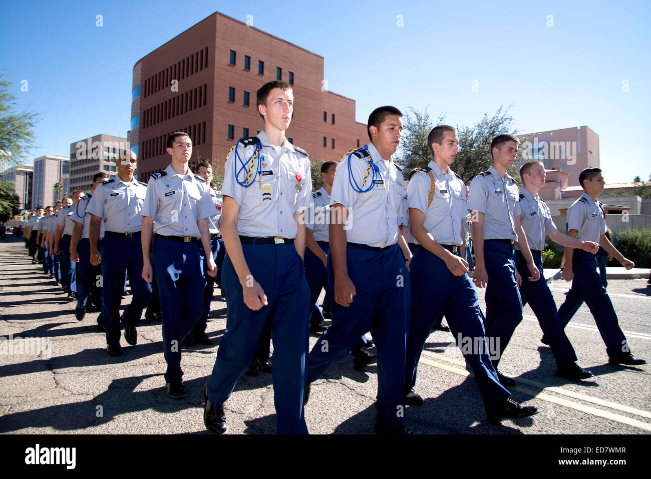 Alta scuola gli studenti ROTC marzo a veterani del giorno Parade, che onori militari americani veterani, in Tucson, Arizona, Stati Uniti. Foto Stock