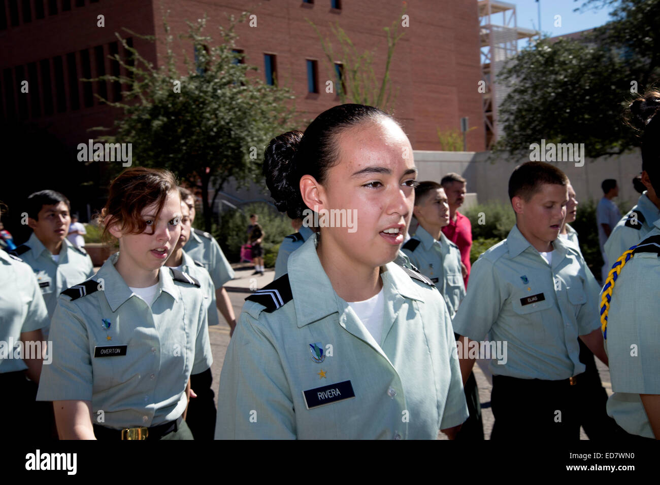 Alta scuola gli studenti ROTC marzo a veterani del giorno Parade, che onori militari americani veterani, in Tucson, Arizona, Stati Uniti. Foto Stock