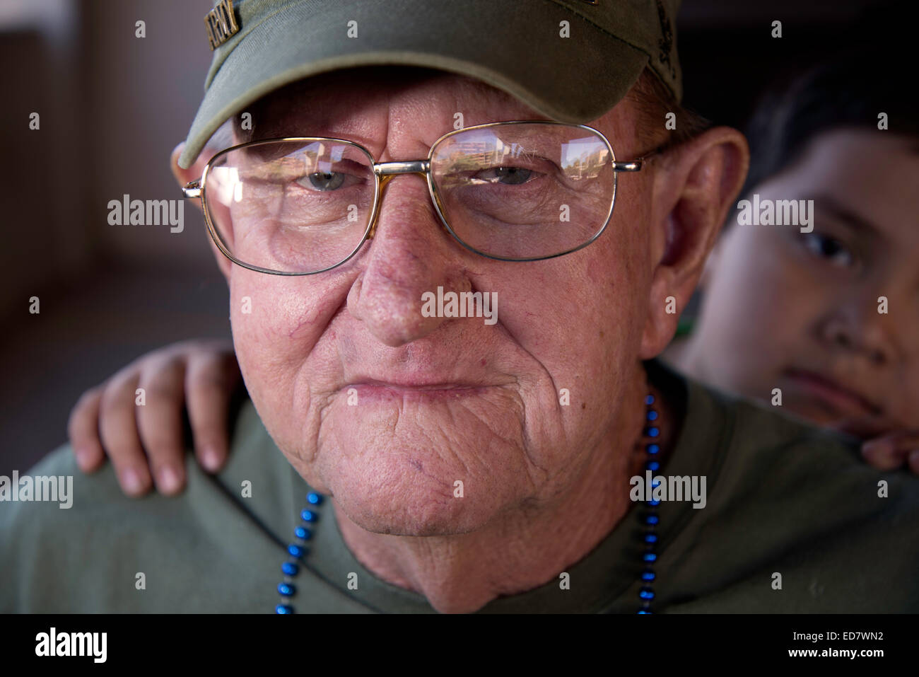 Esercito e della Marina veterano, Bob William, che ha servito in Vietnam hanno partecipato veterani del giorno Parade, Tucson, Arizona, Stati Uniti. Foto Stock