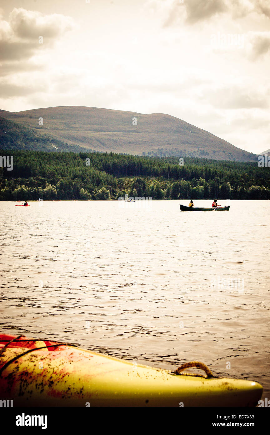 Persone canoa in distanza a bloccare morloch in Scozia Foto Stock