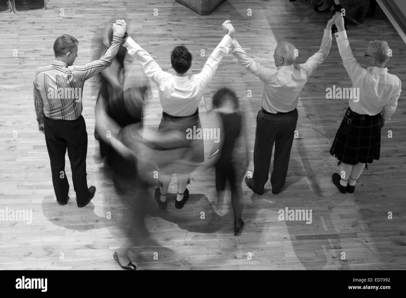 Danze ceilidh scozzesi a nozze con alcuni kilts Foto Stock