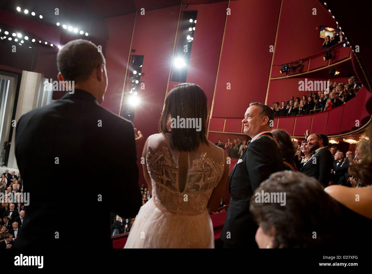 Noi la First Lady Michelle Obama e il Presidente Barack Obama a condurre una standing ovation per attore Tom Hanks il Kennedy Center Honors Dicembre 7, 2014 a Washington, DC. Foto Stock