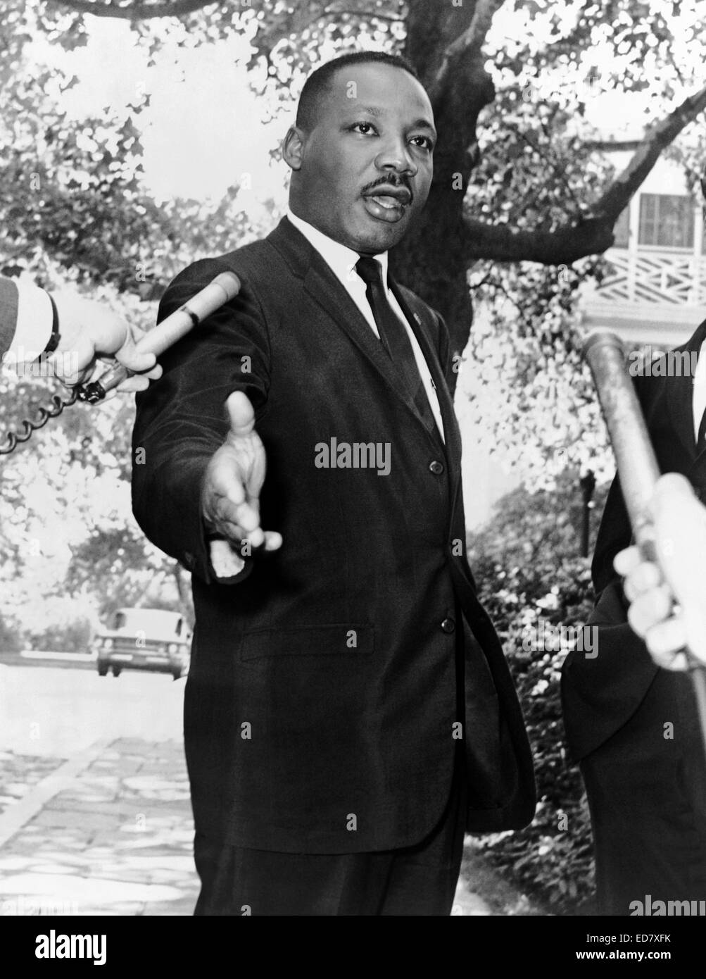 Il dott. Martin Luther King Jr parla alla stampa dopo un incontro con il sindaco di New York Robert F. Wagner a Gracie Mansion Luglio 30, 1964 a New York City. Foto Stock