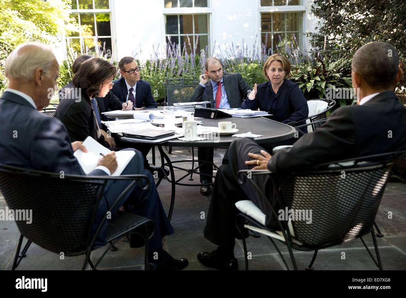 Il Presidente Usa Barack Obama ascolta durante una riunione con il personale di Lisa Monaco, assistente del presidente per la sicurezza nazionale e la lotta contro il terrorismo nel corso di un briefing sulla crisi di Ebola nel Giardino delle Rose della Casa Bianca Ottobre 17, 2014 a Washington, DC. Foto Stock