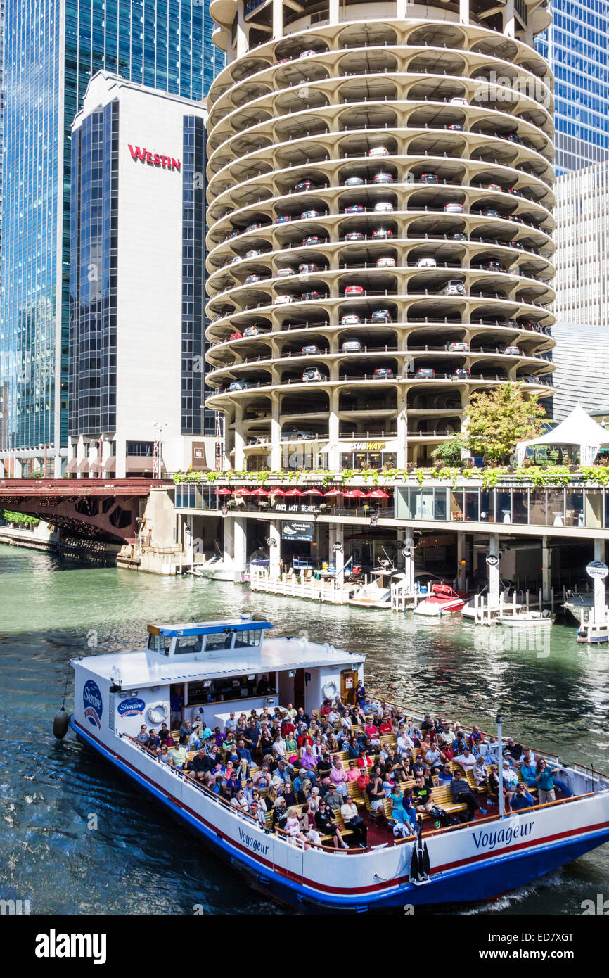 Chicago Illinois,River North,Downtown,Marina City,High Rise,Residential,building,condominiums,city skyline,Chicago River,Westin,hotel,traghetto,IL140 Foto Stock