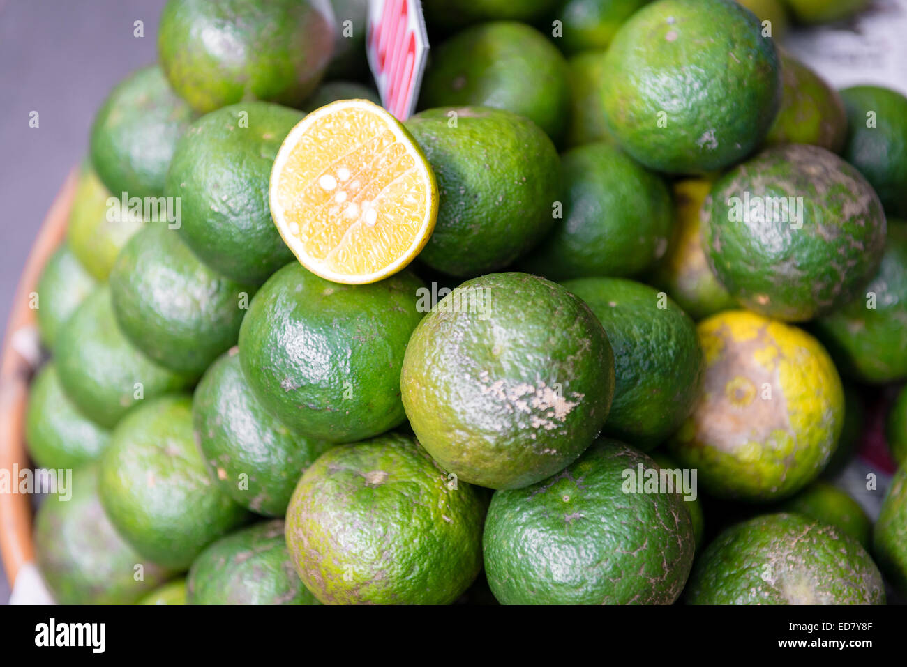 Verde pelle arance al mercato in stallo Saigon Foto Stock