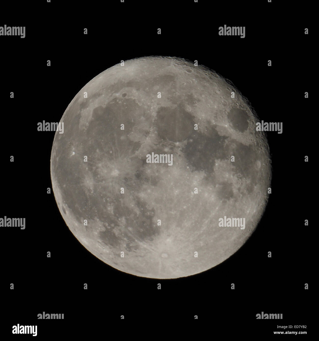 Luna piena visto attraverso un telescopio immagine presa con il mio telescopio no NASA Immagini utilizzate Foto Stock