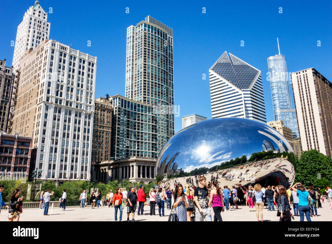 Illinois Chigo, Loop, Millennium Park, Cloud Gate, The Bean, artista Anish Kapoor, arte pubblica, riflesso, riflessione, distorto, skyline della città, North Michigan Aven Foto Stock