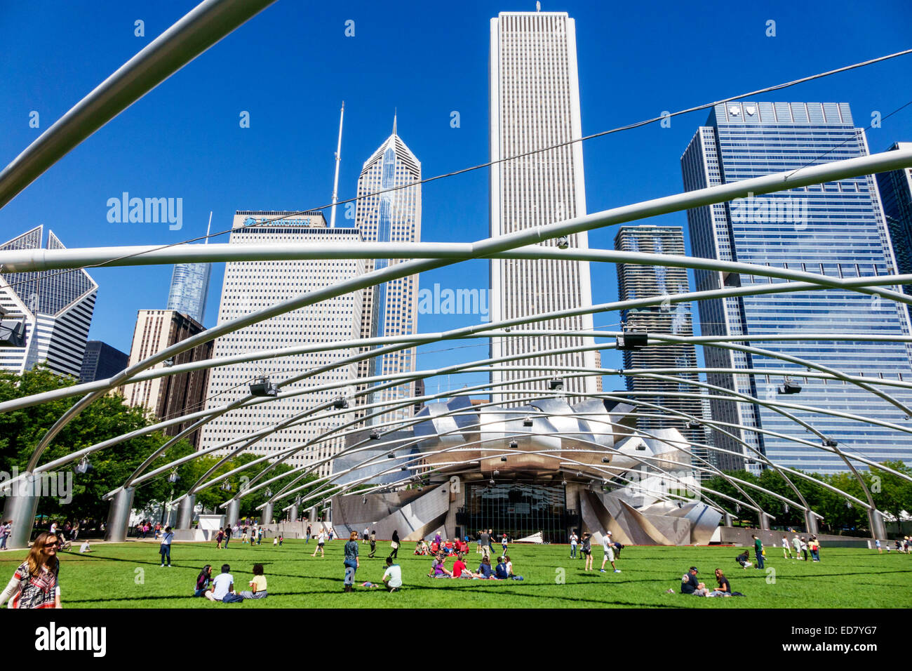 Chicago, Illinois, Loop, Millennium Park, Jay Pritzker Music Pavilion, bandshell, Harris Theatre, teatro, designer architetto Frank Gehry, skyline della città, skyscra Foto Stock