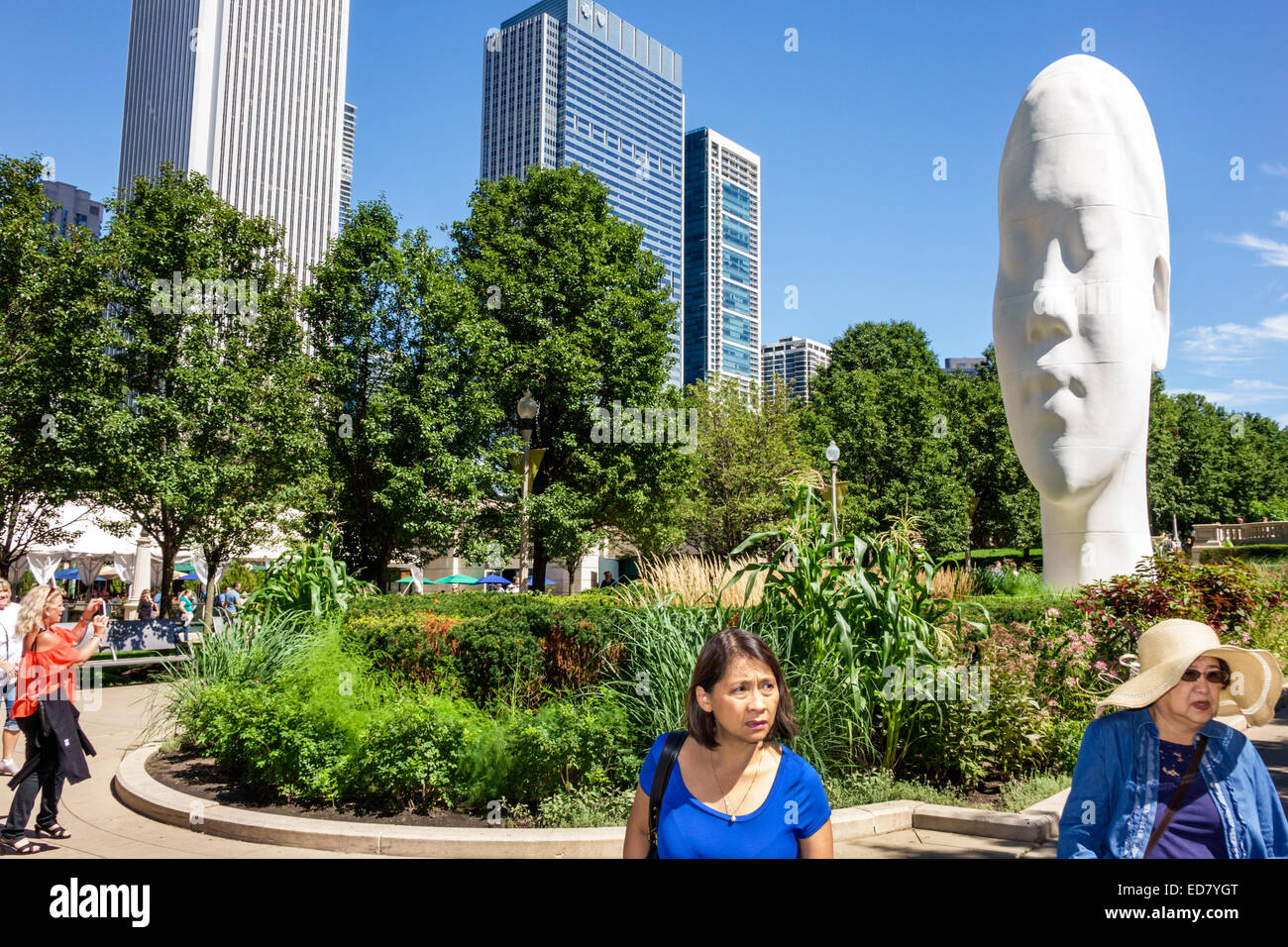 Chicago Illinois,Loop,Millennium Park,Jaume Plensa artista installazione testa gigante, scultura,Asian asiatici etnia immigrati minoranza, annuncio adulto Foto Stock