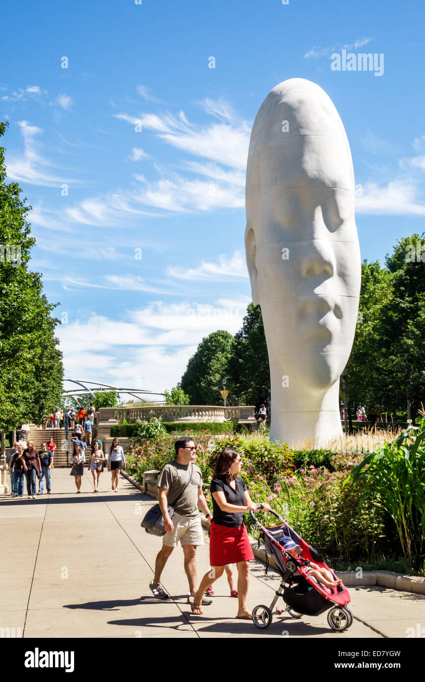Chicago Illinois,Loop,Millennium Park,Jaume Plensa artista installazione testa gigante, scultura,uomo uomini maschio,donna donna donna donna donne,coppia,genitori,passeggino,ba Foto Stock