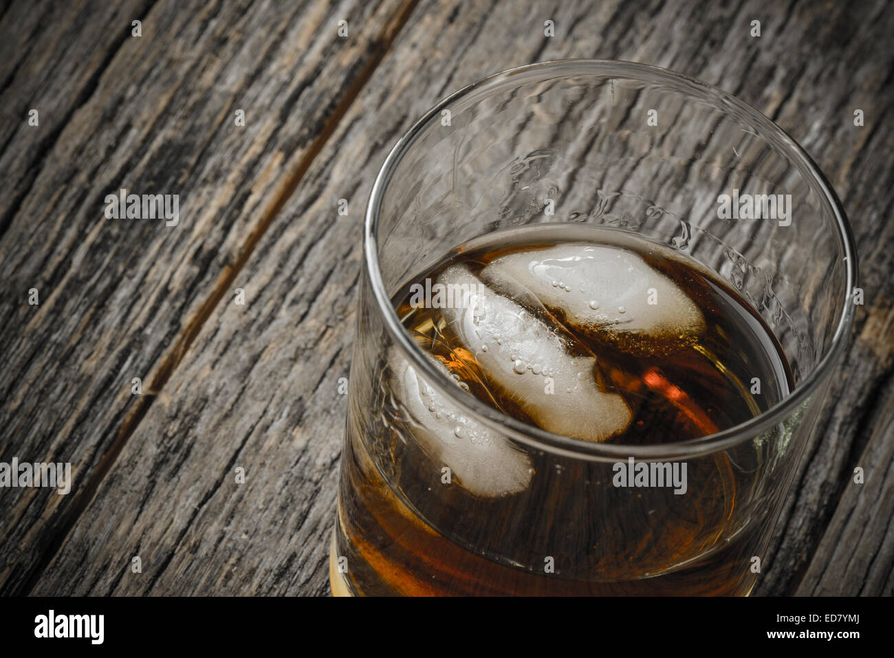 Bicchiere di whiskey su legno rustico bar Foto Stock Bicchiere di whiskey su legno rustico bar Foto Stock