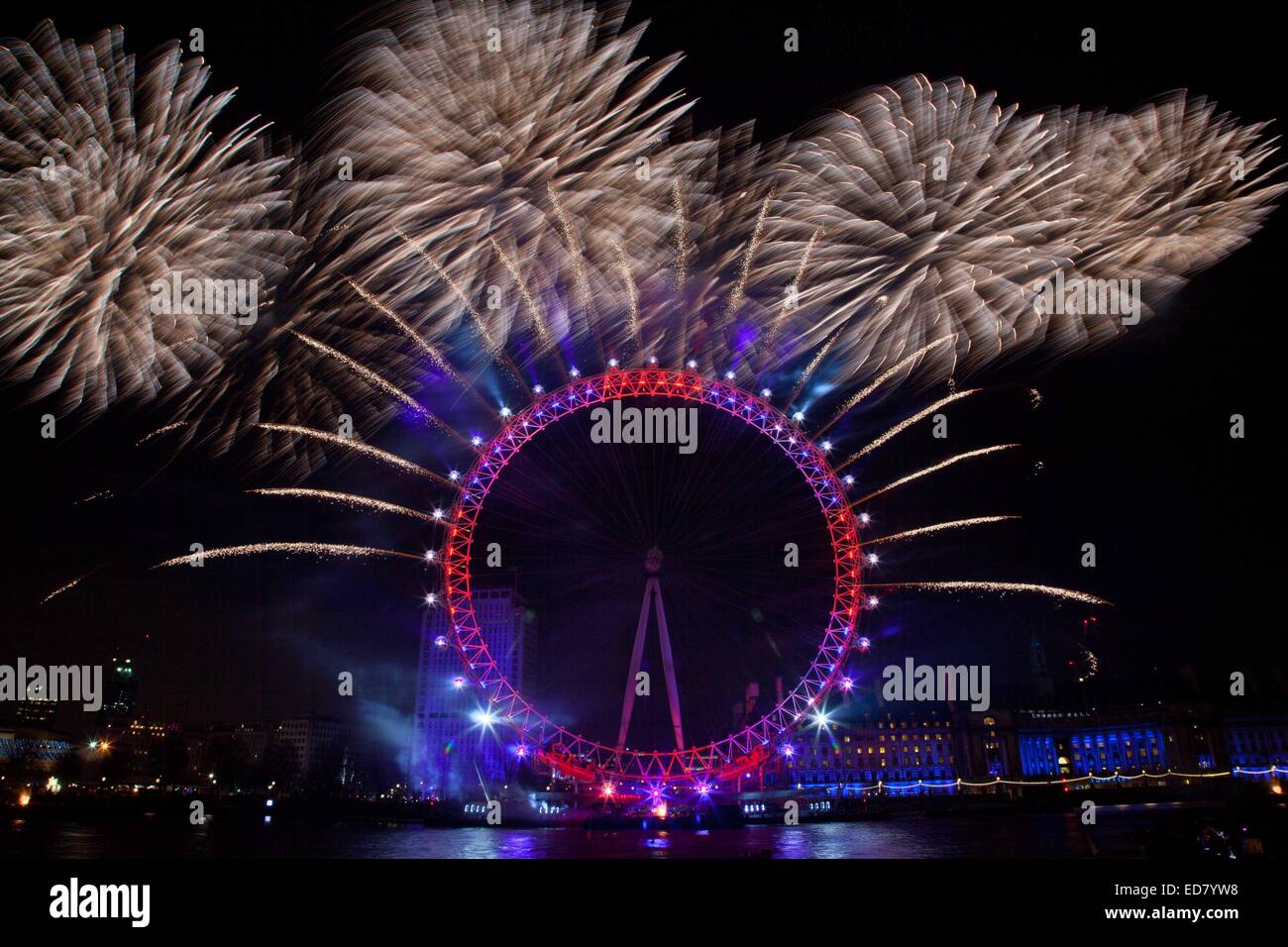 Londra, Regno Unito. Il 1 di gennaio 2015. Londra ha accolto nel 2015 con un grande spettacolo di fuochi d'artificio. London's NYE 2014 fuochi d'artificio erano stati venduti per la prima volta con 100.000 pagando i possessori dei biglietti il permesso di guardare a Londra la celebrazione annuale da un'area recintata. Credito: Nelson pereira/Alamy Live News Foto Stock