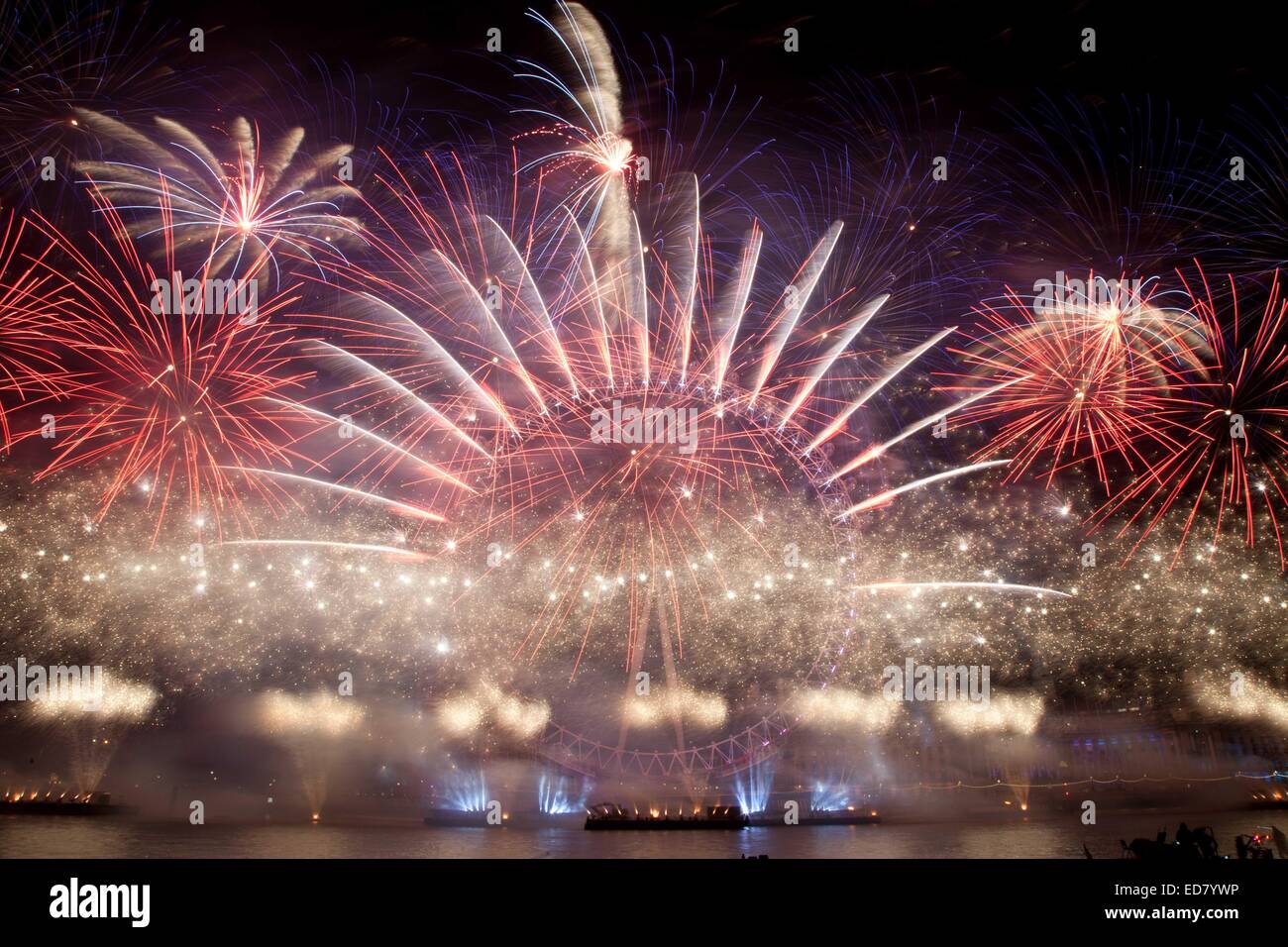 Londra, Regno Unito. Il 1 di gennaio 2015. Londra ha accolto nel 2015 con un grande spettacolo di fuochi d'artificio. London's NYE 2014 fuochi d'artificio erano stati venduti per la prima volta con 100.000 pagando i possessori dei biglietti il permesso di guardare a Londra la celebrazione annuale da un'area recintata. Credito: Nelson pereira/Alamy Live News Foto Stock