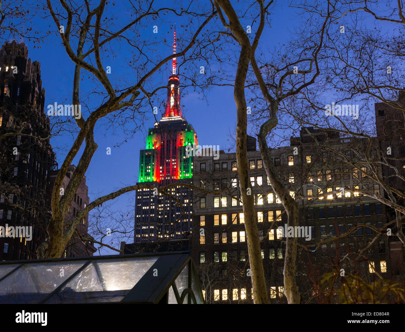 L'Empire State Building si scorge in Bank of America Winter Village, Bryant Park, New York Foto Stock