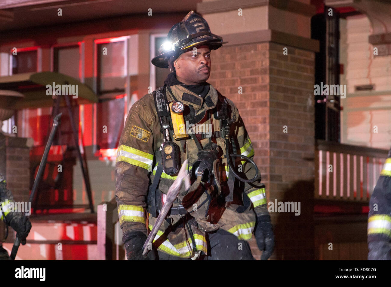 A Milwaukee Fire Department americano africano vigile del fuoco su una scena di fuoco Foto Stock