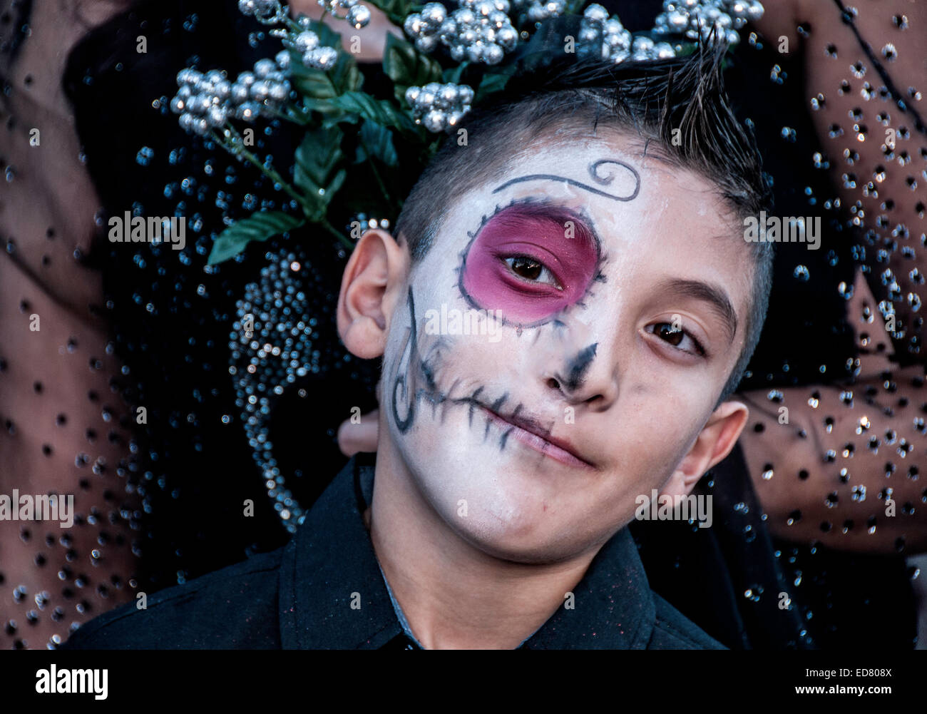 I partecipanti nell'annuale tutte le anime processione onorare il defunto in Tucson, Arizona, Stati Uniti. Foto Stock