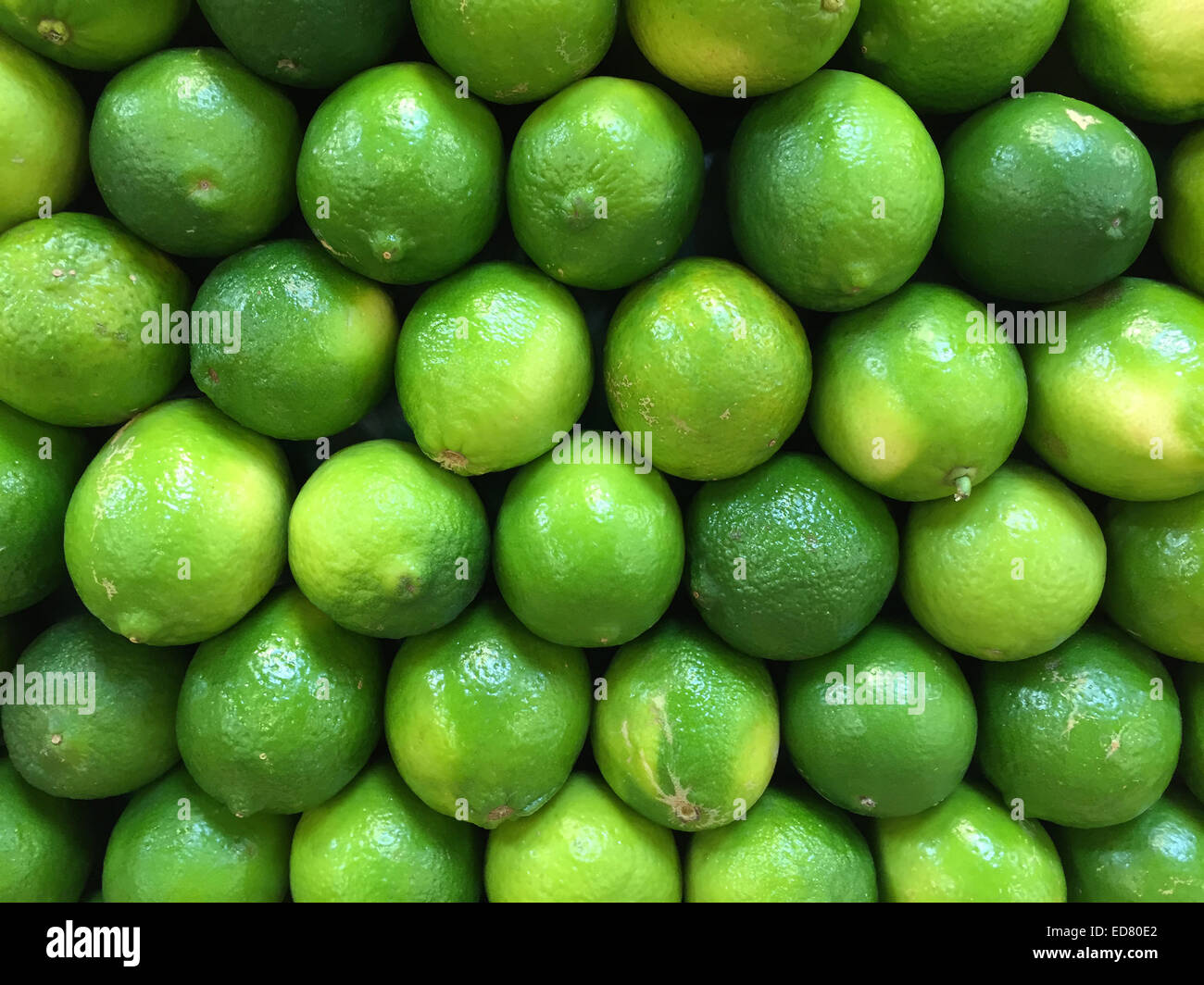 Fresche, mature limes impilati in righe presso il locale mercato degli agricoltori. Foto Stock