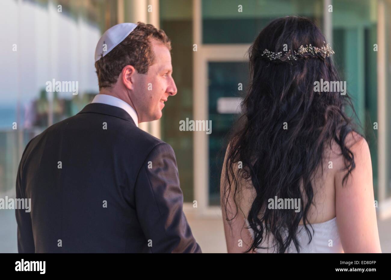 Jewish sposa e lo sposo a yacht club sulla spiaggia di baciare Foto Stock