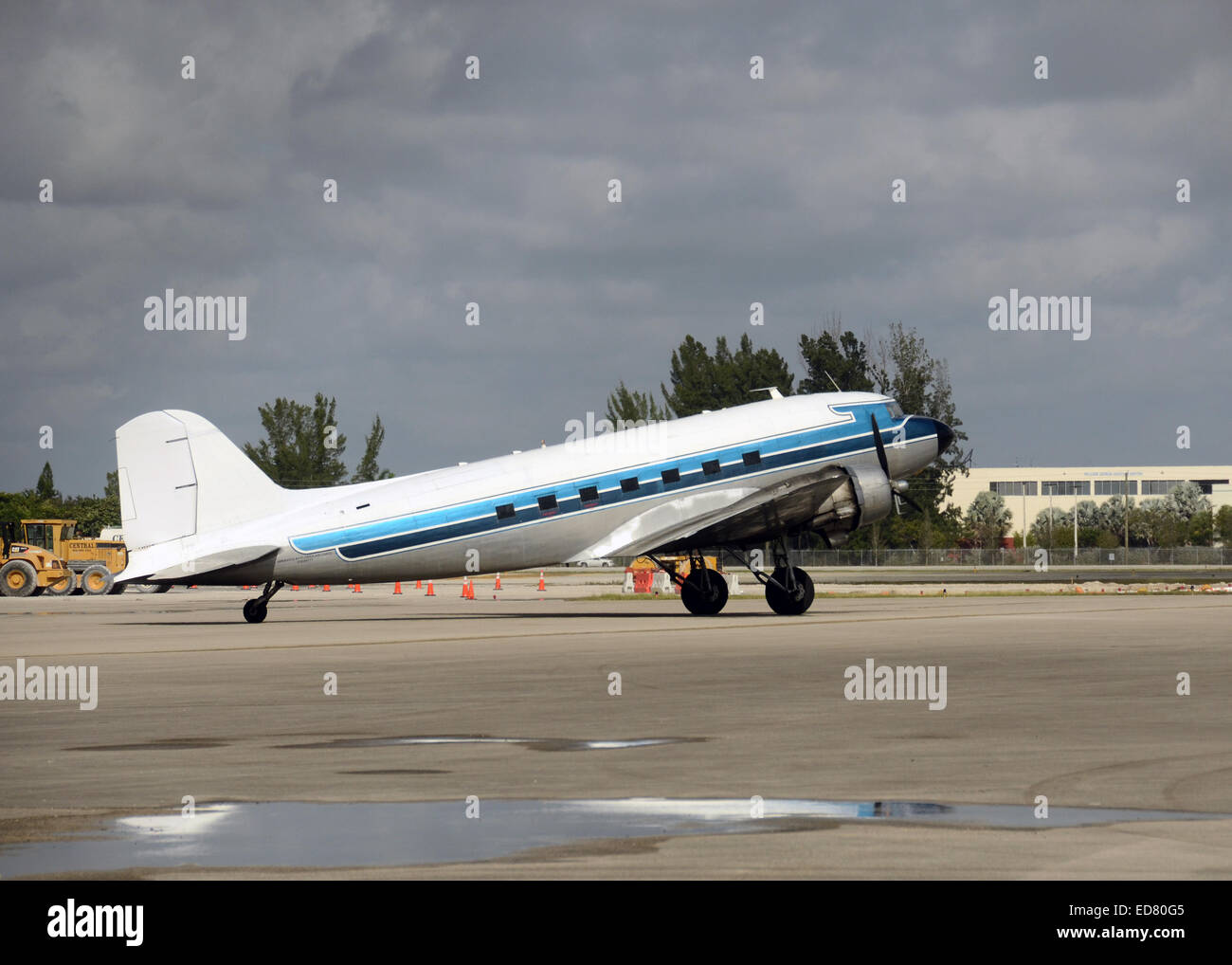 Retrò dc-3 velivolo ad elica sul terreno Foto Stock