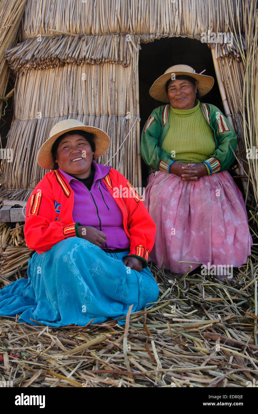 Due graziosi Uros le donne indiane sulla loro tortora reed isola, Puno, il lago Titicaca, Perù Foto Stock