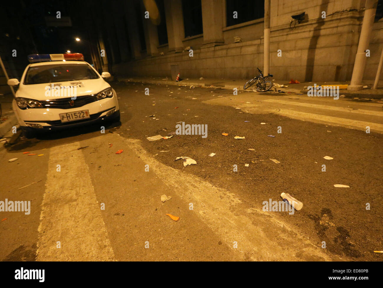 (150101) -- Shanghai, 1 gennaio, 2015 (Xinhua) -- Foto scattata il 1 gennaio 2015 mostra la scena di un parapiglia che ha causato vittime tra le persone che hanno preso parte nel nuovo anno le celebrazioni in oriente cinese di Shanghai. Festa di Capodanno in Shanghai area bund si sono sviati Mercoledì notte a stampede ha provocato 35 morti e 42 feriti. Un testimone ha detto che alcuni buoni che sembrava "dollaro bill' sono stati gettati da un edificio della terza finestra pavimento vicino al Bund e persone in piedi lungo la riva del fiume ha cominciato a scramble per questi coupon. La città ha istituito un gruppo di lavoro per l'operazione di soccorso Foto Stock