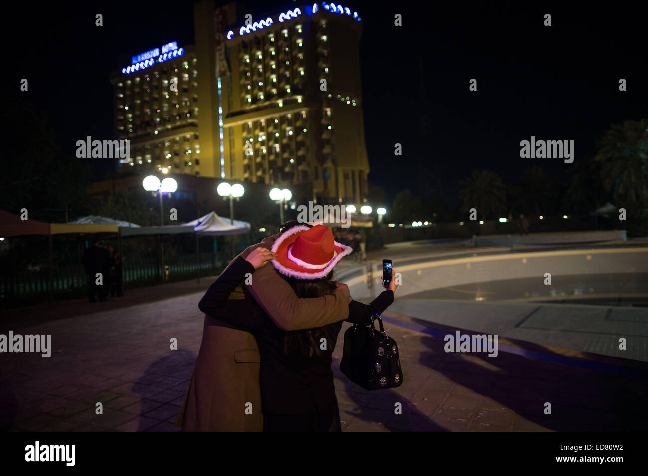 Baghdad in Iraq. 1a gen, 2015. Un giovane prende un selfie per festeggiare il nuovo anno a Baghdad, Iraq, 1 gennaio, 2015. © Chen Xu/Xinhua/Alamy Live News Foto Stock