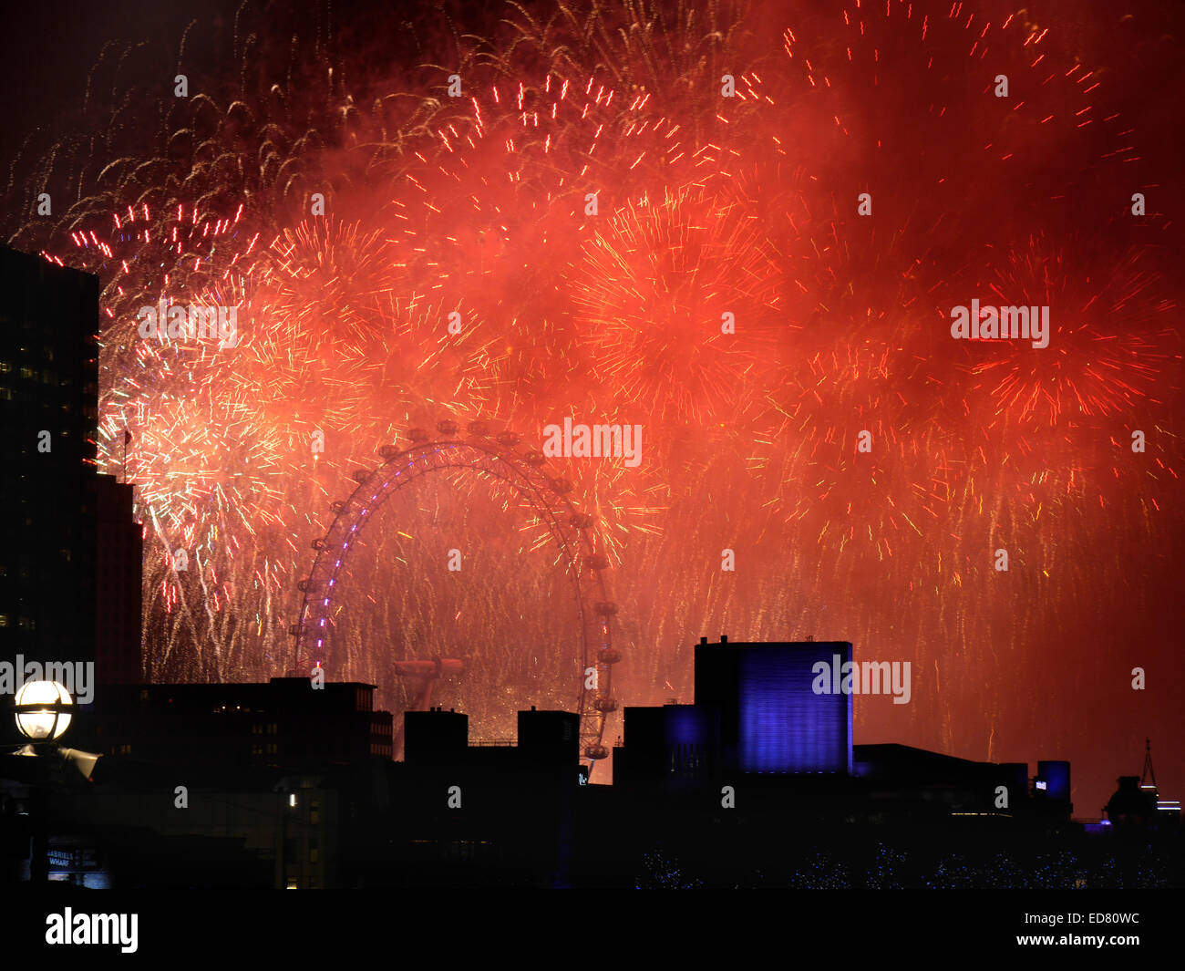 Londra, Regno Unito. Il 1 gennaio 2015. Fuochi d'artificio esplode sulla London Eye e il South Bank complessa di benvenuto nel 2015. Vista è visto dal terrapieno vicino Blackfriars Bridge. Credit: Charles Bowman/Alamy Live News Foto Stock