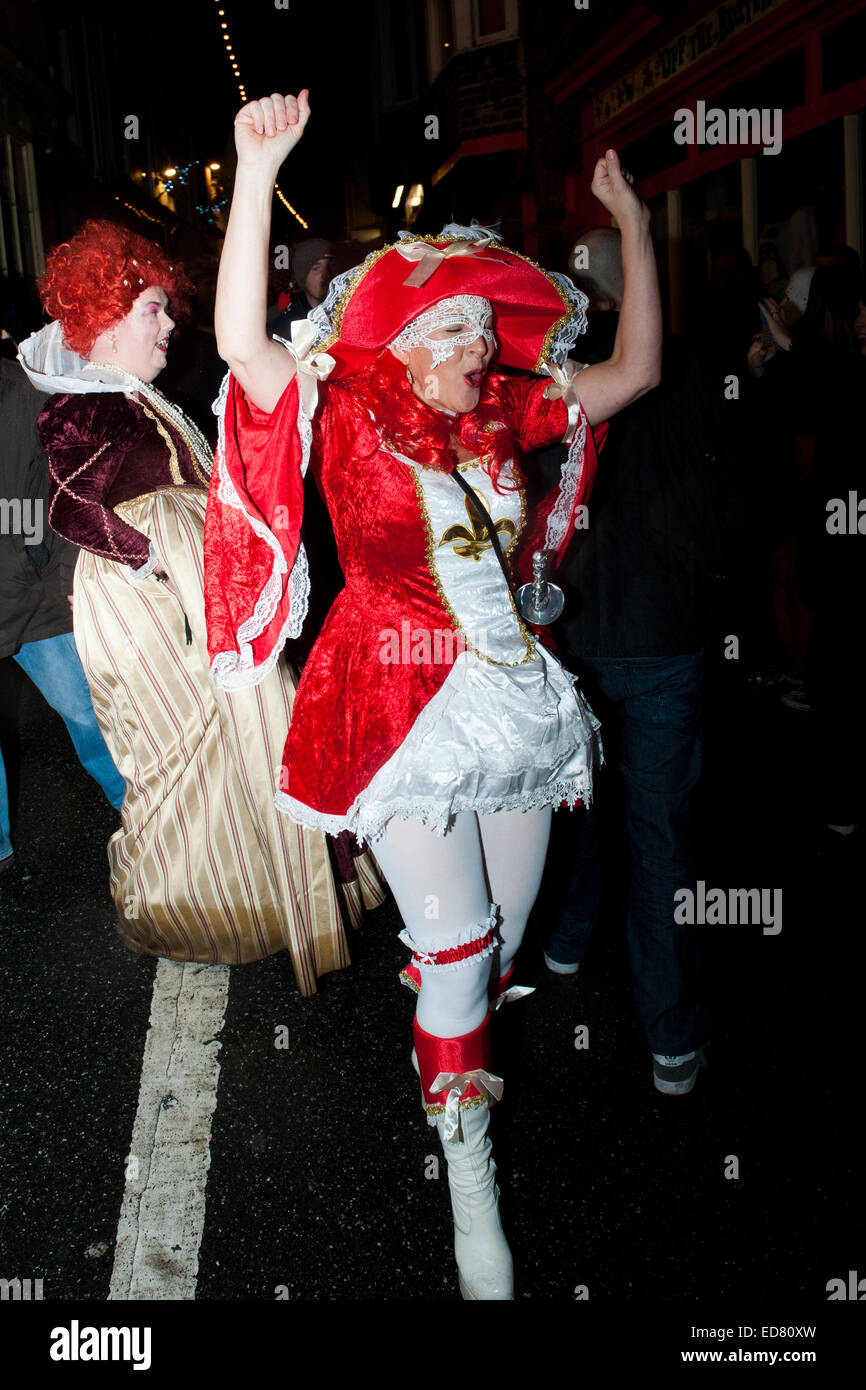 Festaioli Capodanno celebrazioni a St. Ives in Cornovaglia,Regno Unito il 31 dicembre 2014. Ogni anno la città intera indossa abiti fantasiosi Foto Stock
