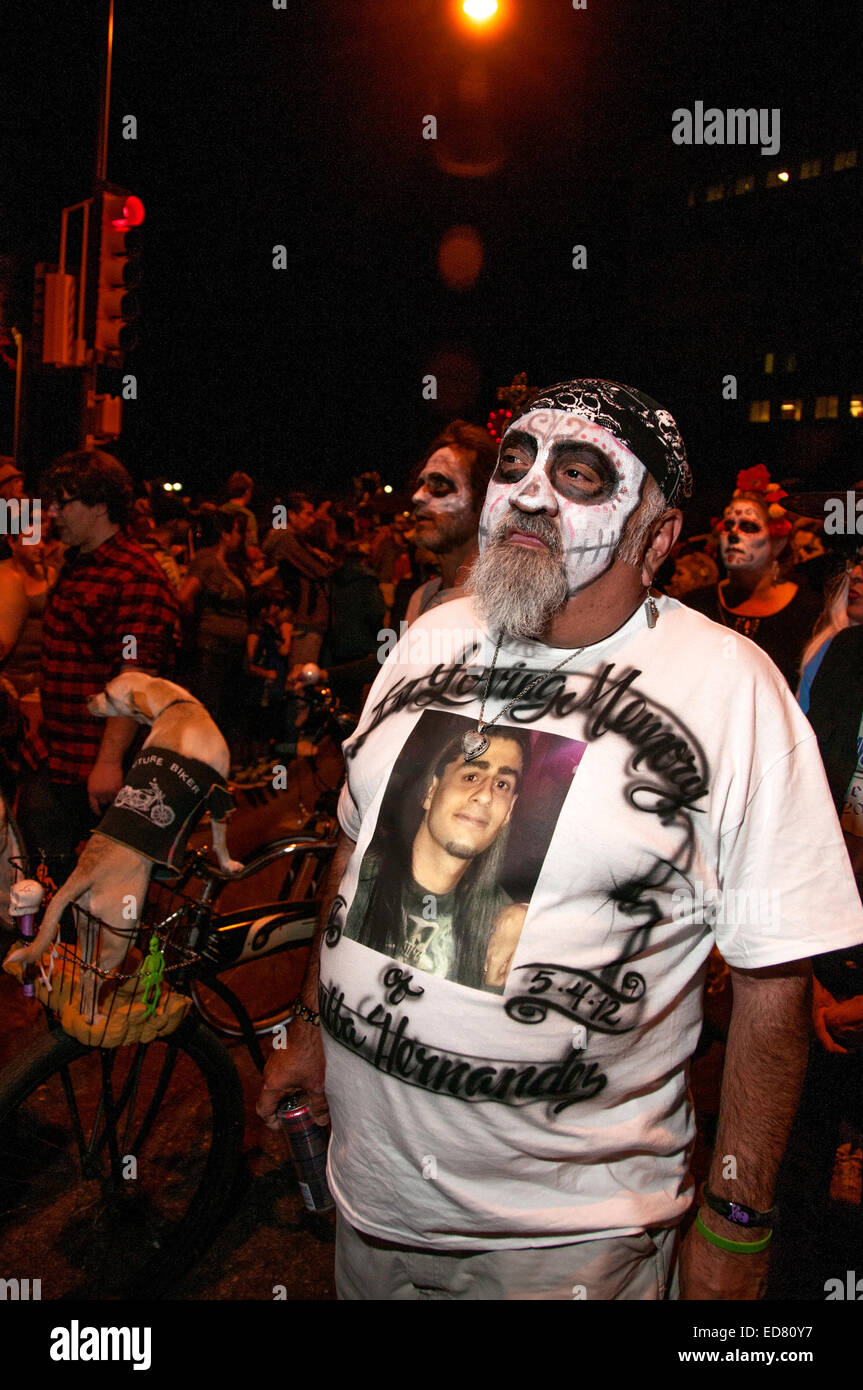 I partecipanti nell'annuale tutte le anime processione onorare il defunto in Tucson, Arizona, Stati Uniti. Foto Stock