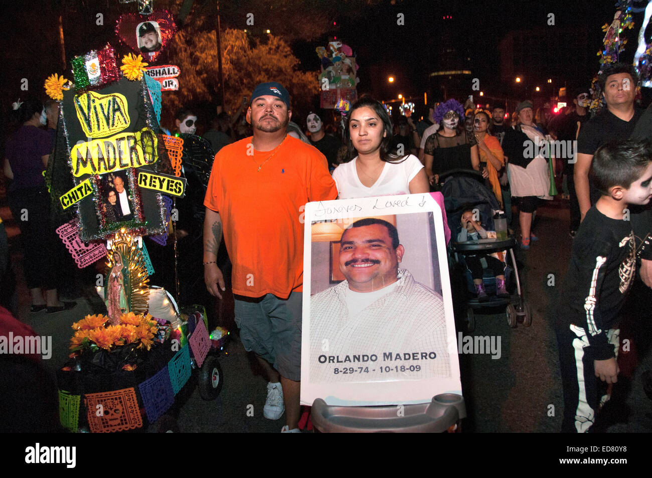 I partecipanti nell'annuale tutte le anime processione onorare il defunto in Tucson, Arizona, Stati Uniti. Foto Stock