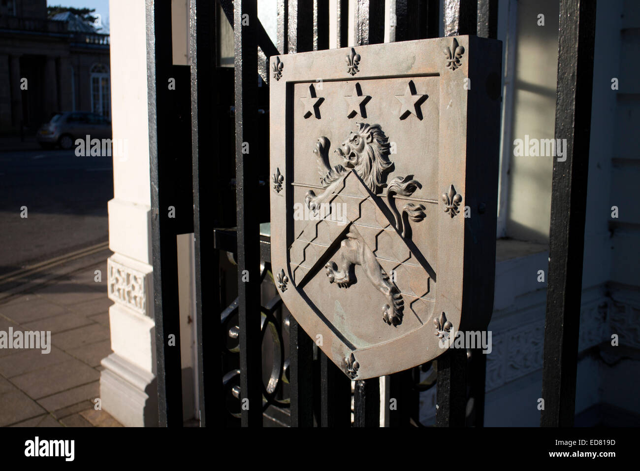 Stemma comunale a cancelli di Jephson Gardens, Leamington Spa, Regno Unito Foto Stock