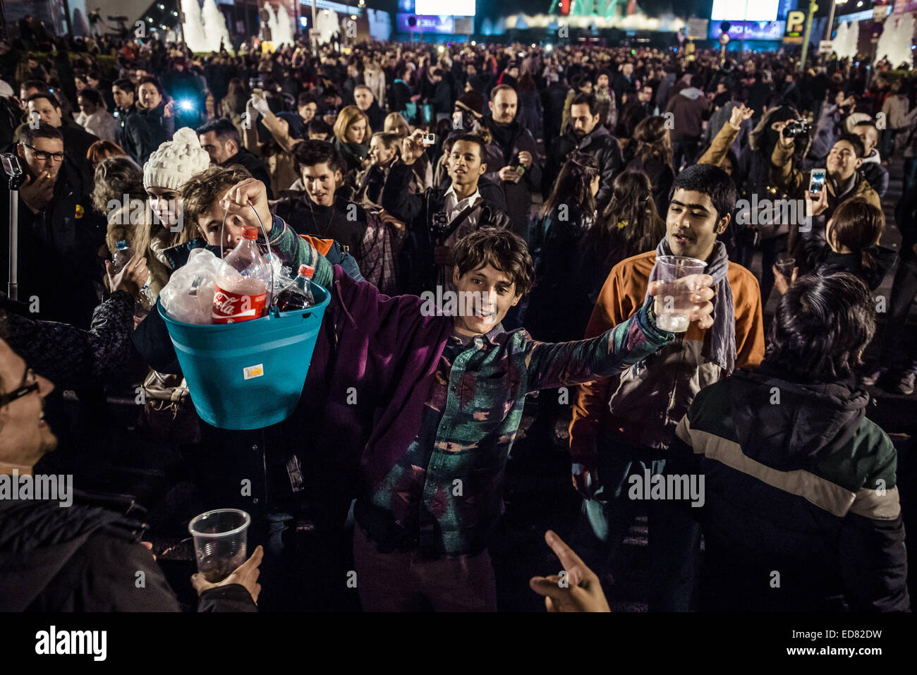 Barcellona, Spagna. Il 1 di gennaio 2015. Le persone si radunano per massa spontanea selfies fotografare da e con ogni altro seguendo il capodanno carillon alla fine dell'anno 2014 nella parte anteriore della Barcellona fontane Magic Credito: Matthias Oesterle/ZUMA filo/ZUMAPRESS.com/Alamy Live News Foto Stock Barcellona, Spagna. Il 1 di gennaio 2015. Le persone si radunano per massa spontanea selfies fotografare da e con ogni altro seguendo il capodanno carillon alla fine dell'anno 2014 nella parte anteriore della Barcellona fontane Magic Credito: Matthias Oesterle/ZUMA filo/ZUMAPRESS.com/Alamy Live News Foto Stock