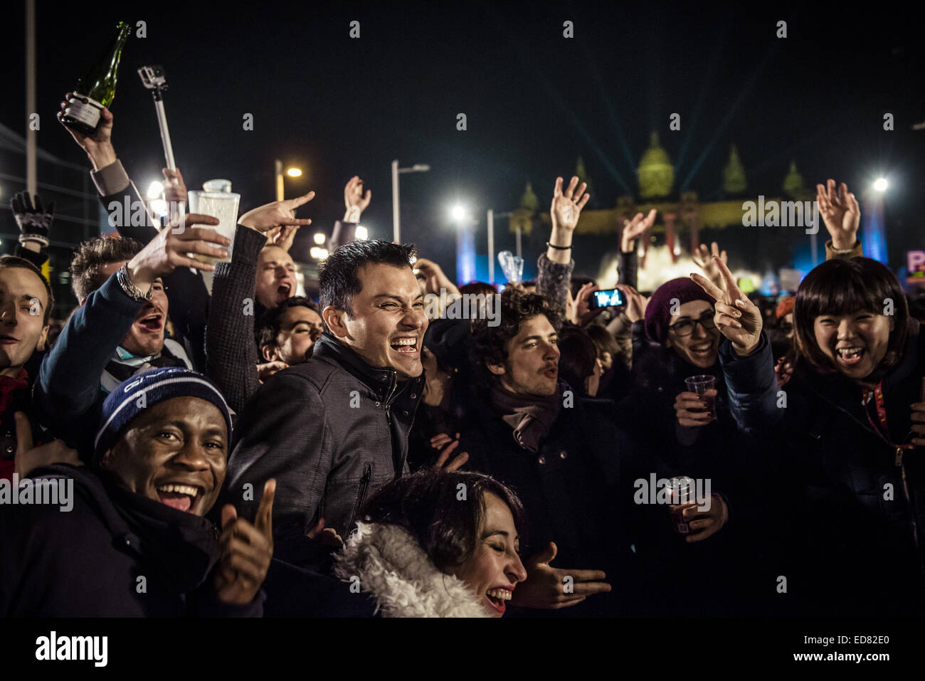 Barcellona, Spagna. Il 1 di gennaio 2015. Le persone si radunano per massa spontanea selfies fotografare da e con ogni altro seguendo il capodanno carillon alla fine dell'anno 2014 nella parte anteriore della Barcellona fontane Magic Credito: Matthias Oesterle/ZUMA filo/ZUMAPRESS.com/Alamy Live News Foto Stock Barcellona, Spagna. Il 1 di gennaio 2015. Le persone si radunano per massa spontanea selfies fotografare da e con ogni altro seguendo il capodanno carillon alla fine dell'anno 2014 nella parte anteriore della Barcellona fontane Magic Credito: Matthias Oesterle/ZUMA filo/ZUMAPRESS.com/Alamy Live News Foto Stock