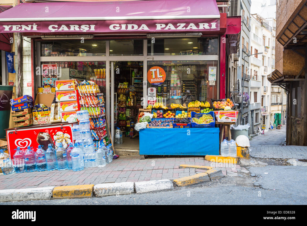 Un piccolo negozio di alimentari in Istanbul, Turchia, Eurasia. Foto Stock