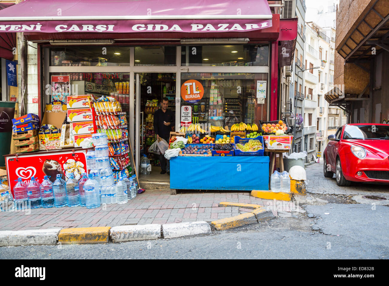 Un piccolo negozio di alimentari in Istanbul, Turchia, Eurasia. Foto Stock