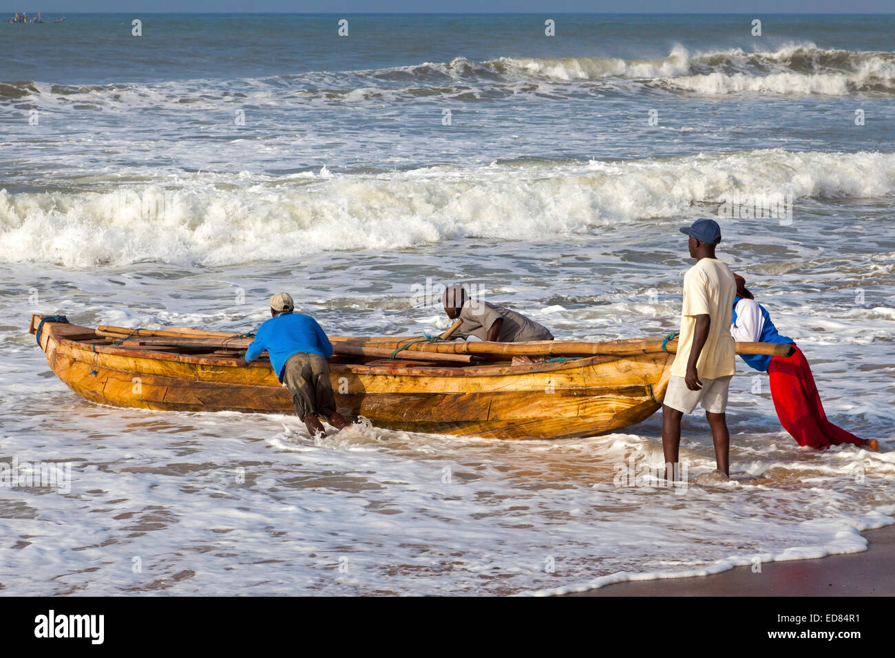 Il lancio di una barca da pesca a Prampram, Greater Accra, Ghana, Africa Foto Stock
