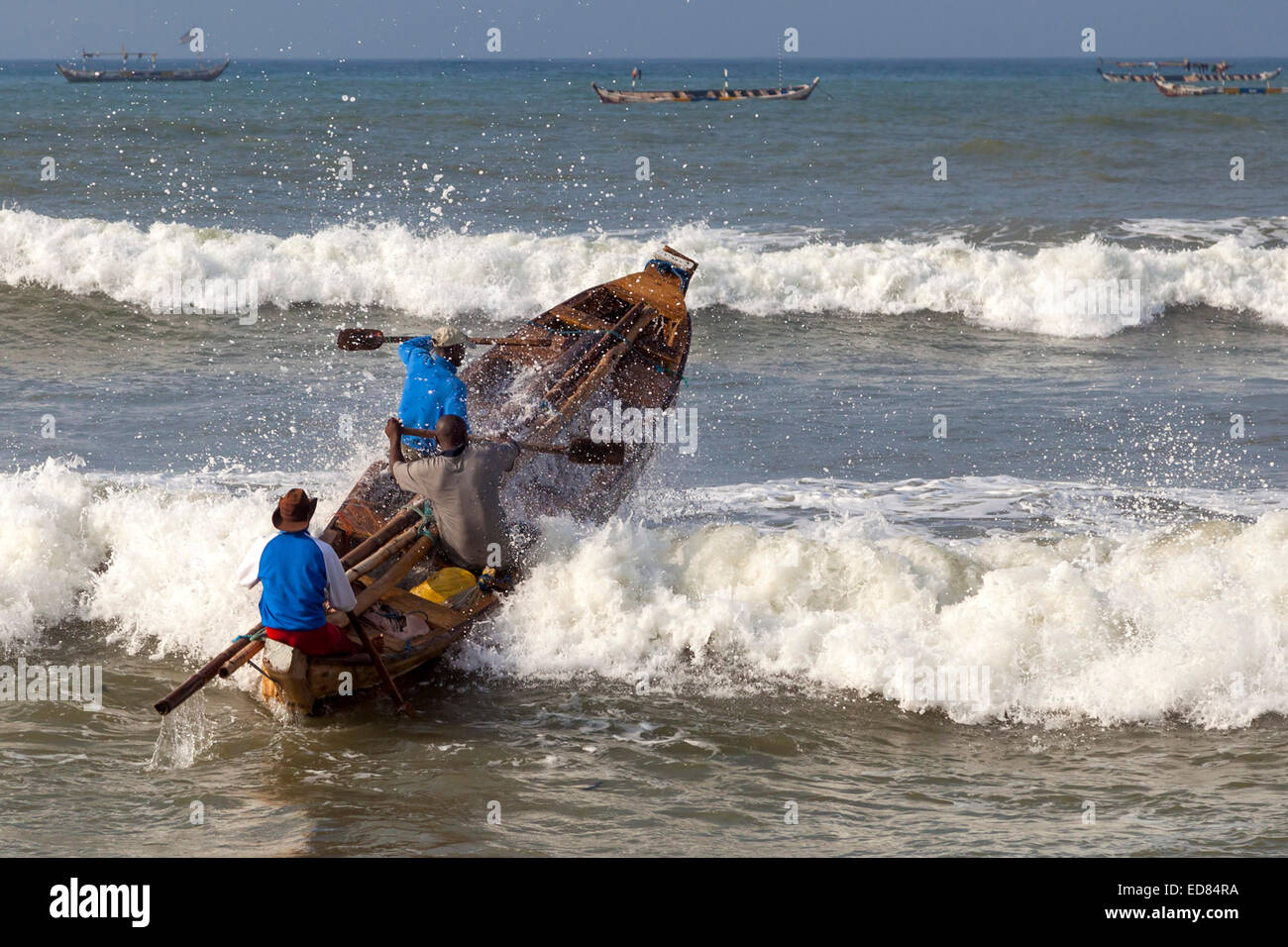 Il lancio di una barca da pesca a Prampram, Greater Accra, Ghana, Africa Foto Stock