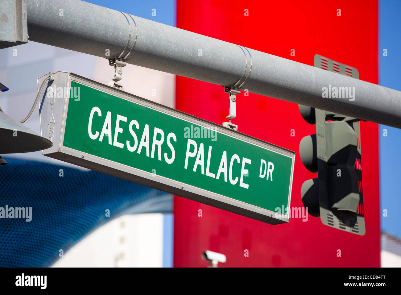 Caesars Palace Drive in Las Vegas, Nevada, Stati Uniti d'America, probabilmente la più insostenibile città nel mondo, utilizza grandi quantità di acqua in mezzo al deserto e la grande quantità di energia per alimentare questa più irrazionale delle città. Foto Stock