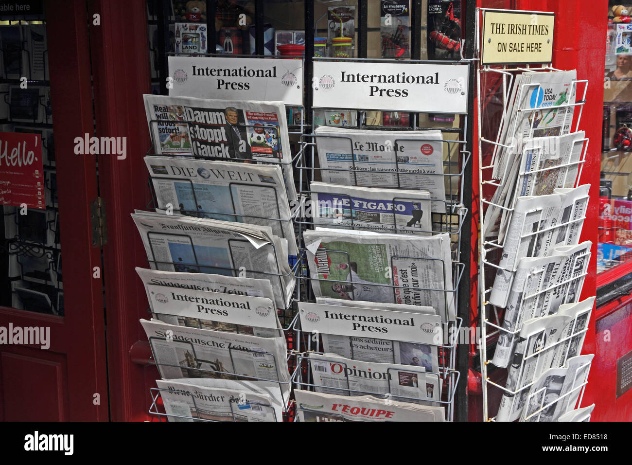 Inglese e quotidiani esteri per la vendita in edicola a Edimburgo, Scozia Foto Stock