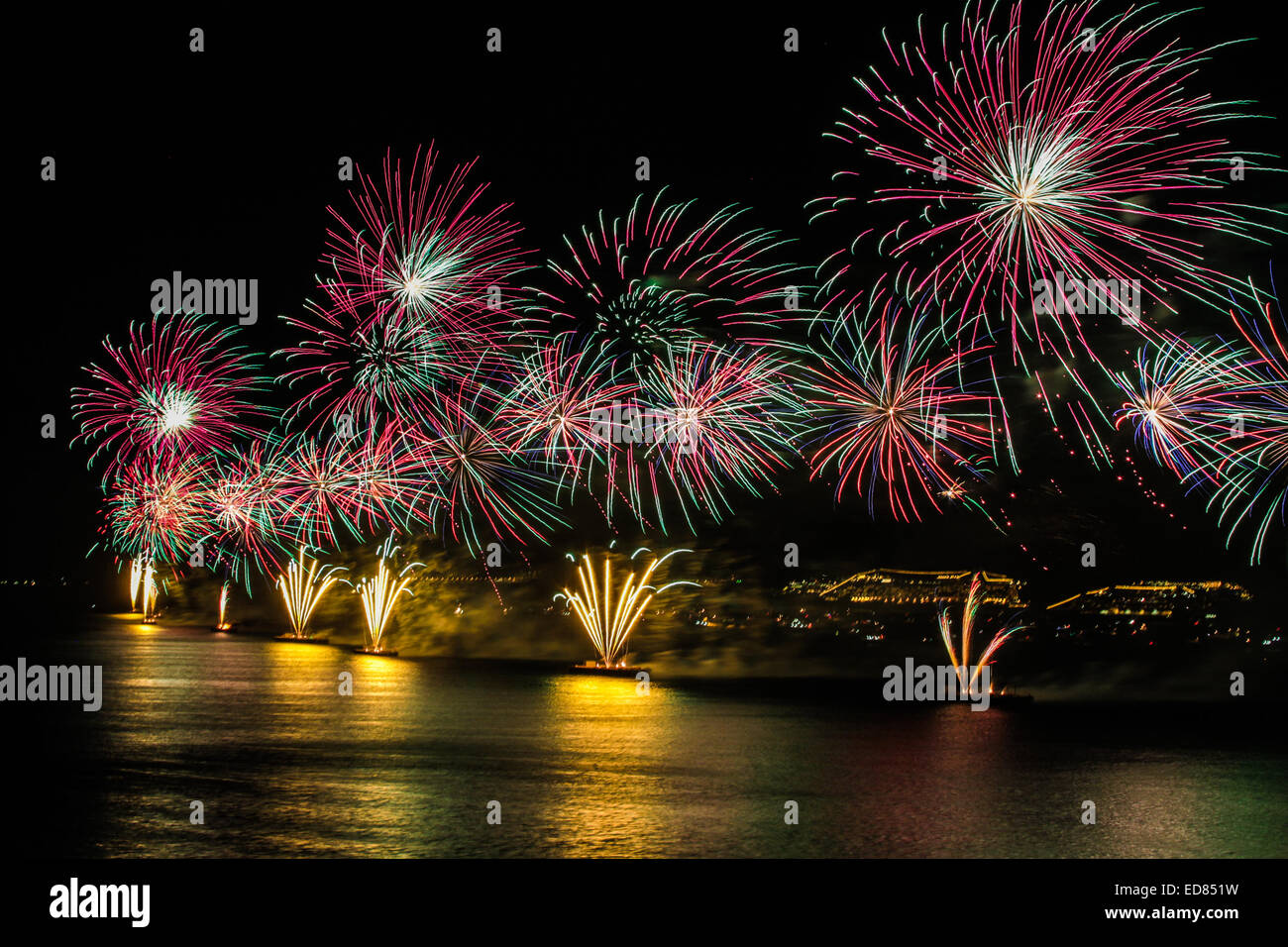 Rio de Janeiro, Brasile. Il 1 di gennaio 2015. Quasi due milioni di persone guarda lo spettacolo di fuochi d'artificio sulla spiaggia di Copacabana per celebrare l'inizio del 2015 anno nuovo. Credito: Néstor J. Beremblum/Alamy Live News Foto Stock