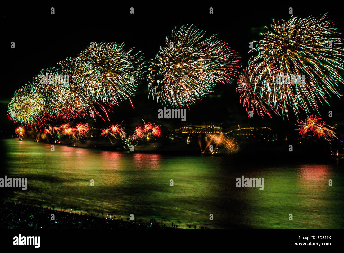 Rio de Janeiro, Brasile. Il 1 di gennaio 2015. Quasi due milioni di persone guarda lo spettacolo di fuochi d'artificio sulla spiaggia di Copacabana per celebrare l'inizio del 2015 anno nuovo. Credito: Néstor J. Beremblum/Alamy Live News Foto Stock