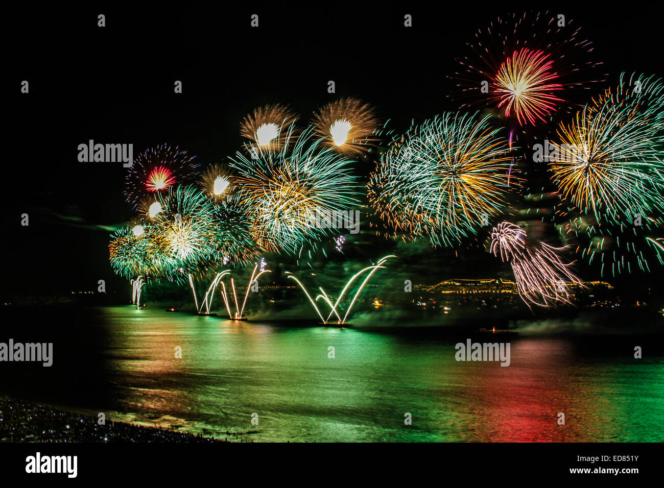 Rio de Janeiro, Brasile. Il 1 di gennaio 2015. Quasi due milioni di persone guarda lo spettacolo di fuochi d'artificio sulla spiaggia di Copacabana per celebrare l'inizio del 2015 anno nuovo. Credito: Néstor J. Beremblum/Alamy Live News Foto Stock
