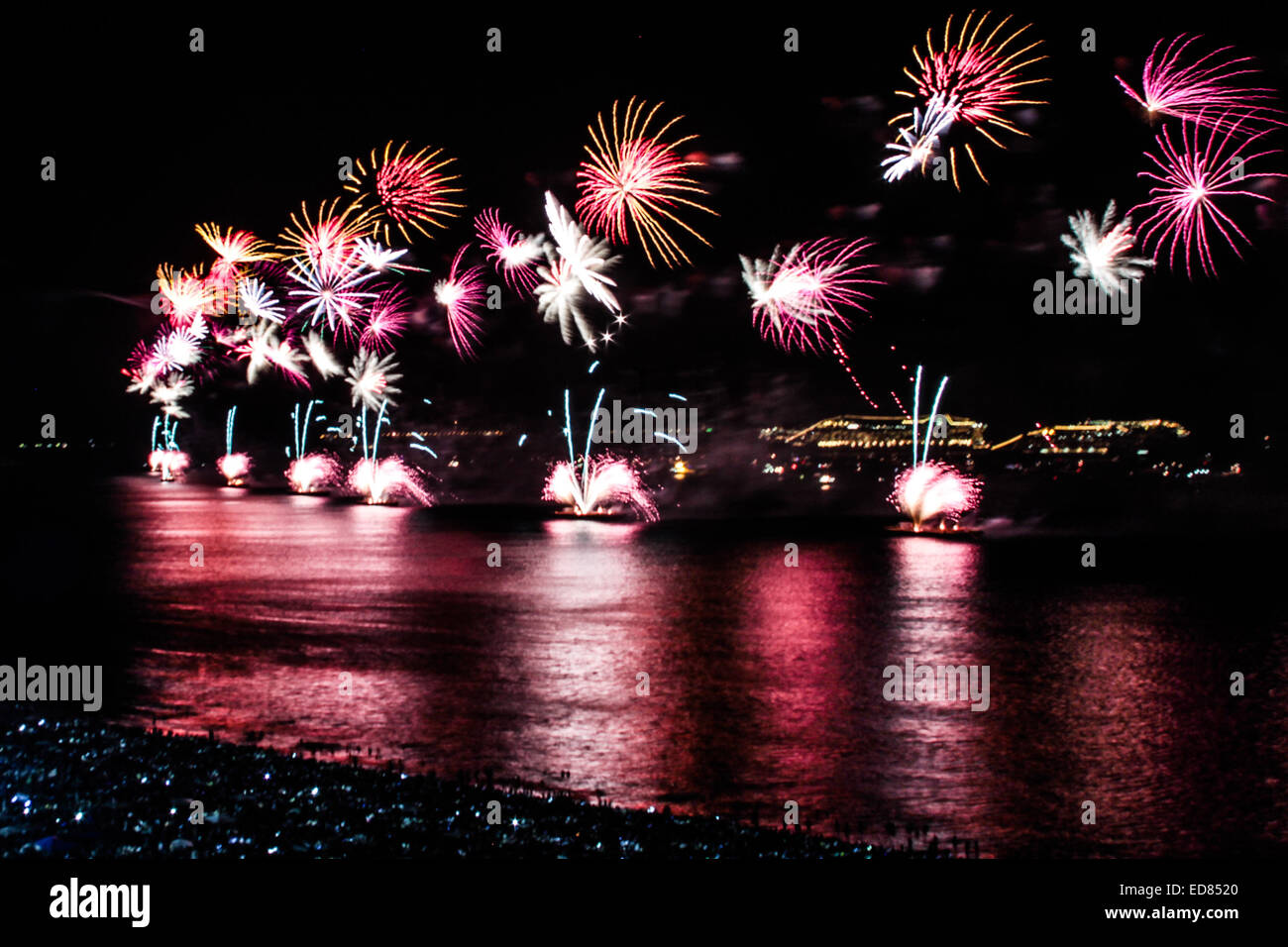 Rio de Janeiro, Brasile. Il 1 di gennaio 2015. Quasi due milioni di persone guarda lo spettacolo di fuochi d'artificio sulla spiaggia di Copacabana per celebrare l'inizio del 2015 anno nuovo. Credito: Néstor J. Beremblum/Alamy Live News Foto Stock