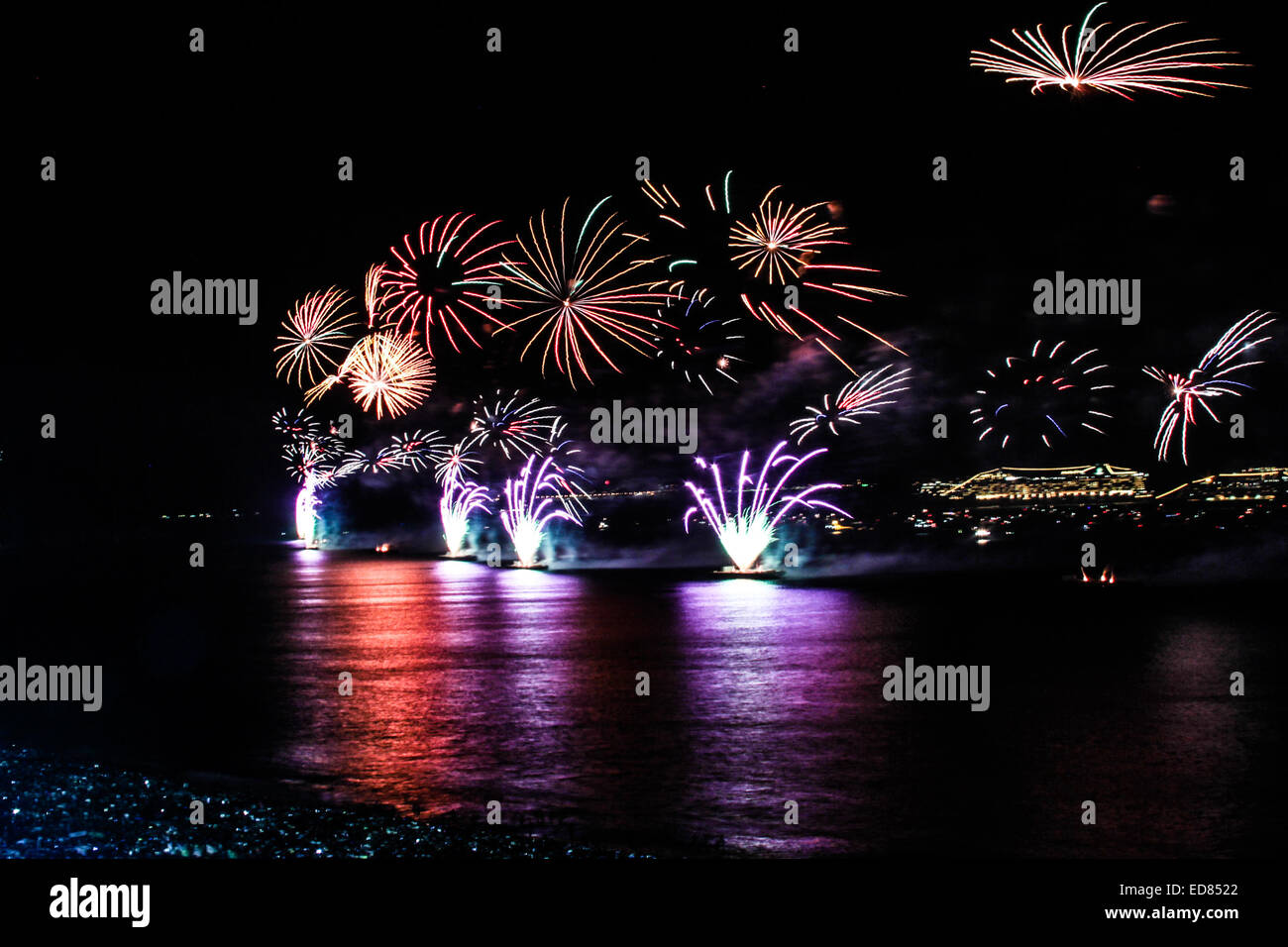 Rio de Janeiro, Brasile. Il 1 di gennaio 2015. Quasi due milioni di persone guarda lo spettacolo di fuochi d'artificio sulla spiaggia di Copacabana per celebrare l'inizio del 2015 anno nuovo. Credito: Néstor J. Beremblum/Alamy Live News Foto Stock