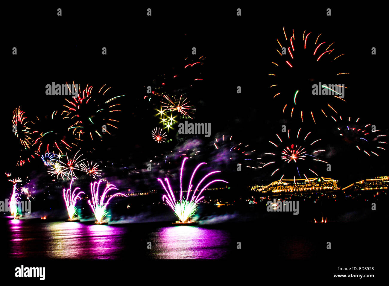 Rio de Janeiro, Brasile. Il 1 di gennaio 2015. Quasi due milioni di persone guarda lo spettacolo di fuochi d'artificio sulla spiaggia di Copacabana per celebrare l'inizio del 2015 anno nuovo. Credito: Néstor J. Beremblum/Alamy Live News Foto Stock