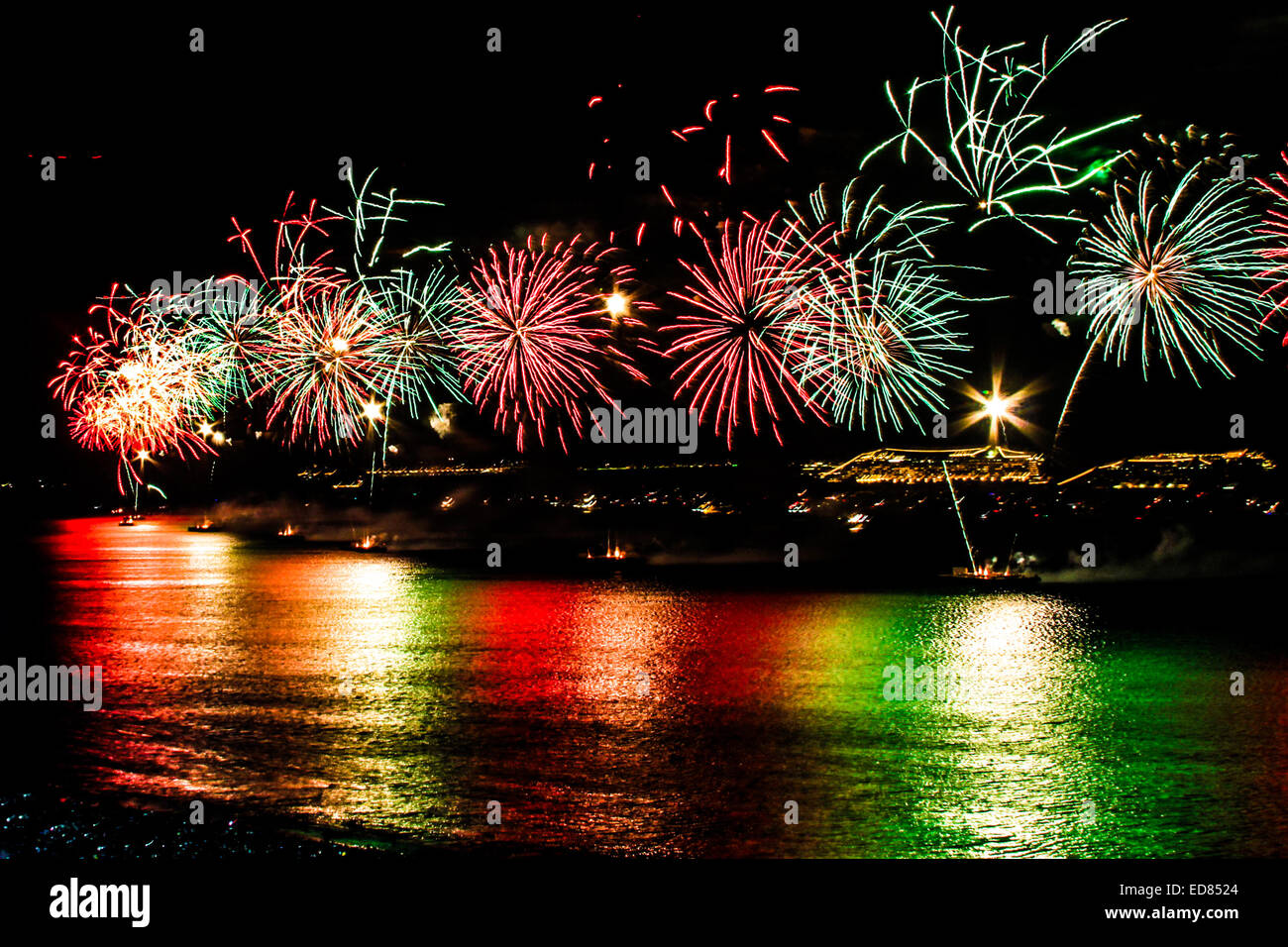 Rio de Janeiro, Brasile. Il 1 di gennaio 2015. Quasi due milioni di persone guarda lo spettacolo di fuochi d'artificio sulla spiaggia di Copacabana per celebrare l'inizio del 2015 anno nuovo. Credito: Néstor J. Beremblum/Alamy Live News Foto Stock