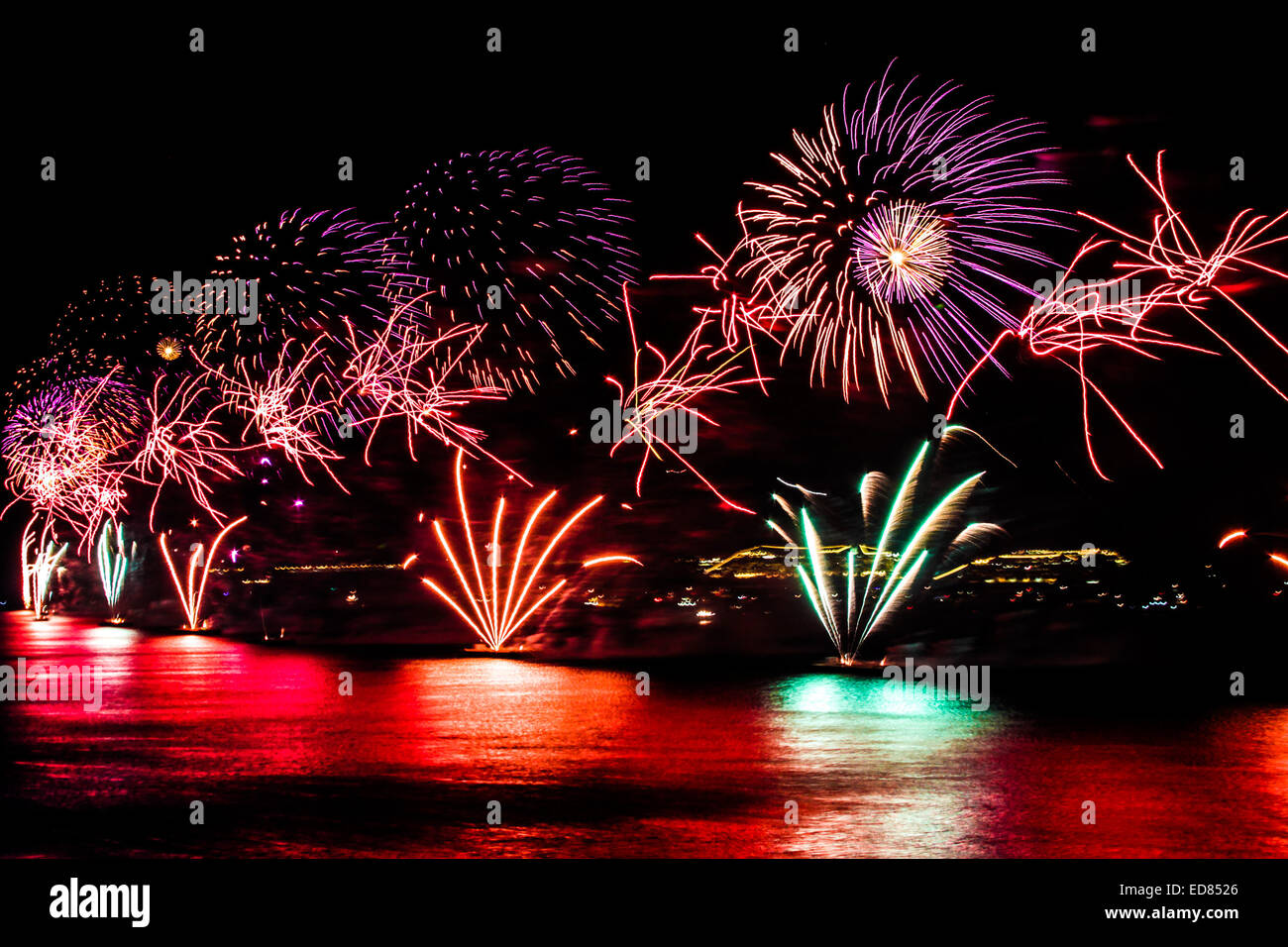 Rio de Janeiro, Brasile. Il 1 di gennaio 2015. Quasi due milioni di persone guarda lo spettacolo di fuochi d'artificio sulla spiaggia di Copacabana per celebrare l'inizio del 2015 anno nuovo. Credito: Néstor J. Beremblum/Alamy Live News Foto Stock